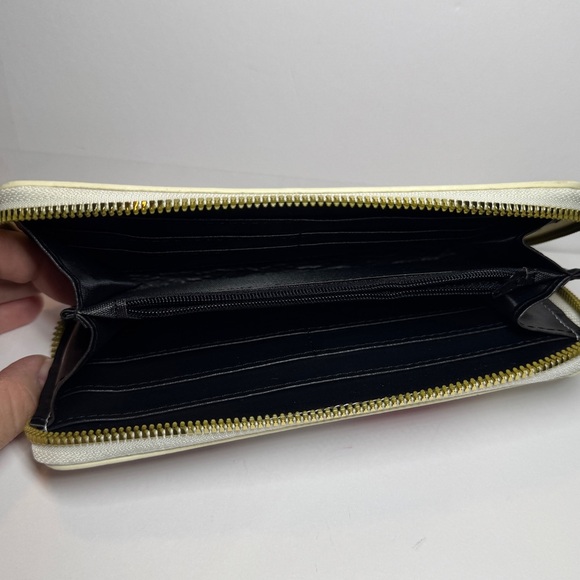 Hello Kitty White and Pink wallet with Iconic Bow Design - Picture 6 of 8